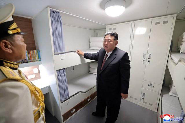 Chủ tịch Kim Jong - un thăm tàu khu trục Choe Hyon trong triển lãm quân sự - Ảnh 8.