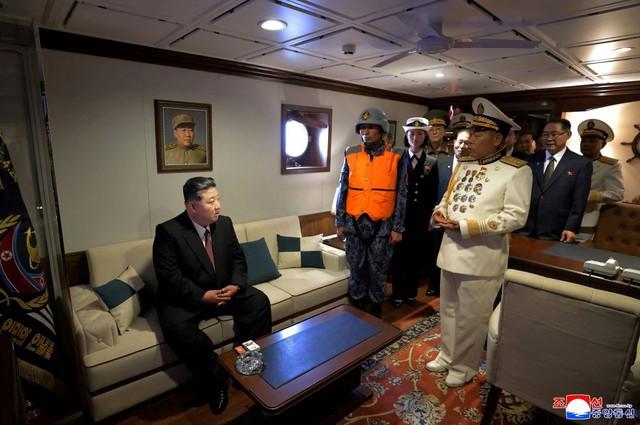 Chủ tịch Kim Jong - un thăm tàu khu trục Choe Hyon trong triển lãm quân sự - Ảnh 7.