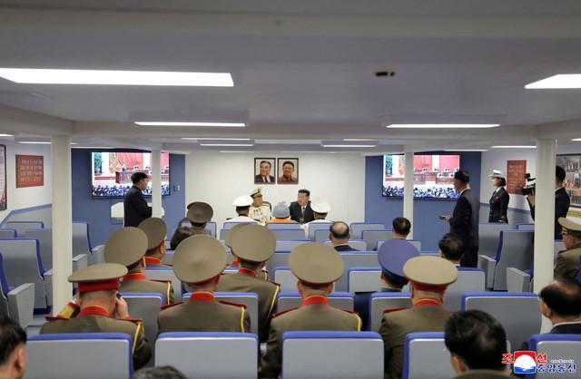 Chủ tịch Kim Jong - un thăm tàu khu trục Choe Hyon trong triển lãm quân sự - Ảnh 6.