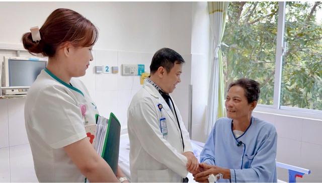 Cứu sống bệnh nhân suy tim nặng hiếm gặp do thủng vách liên thất- Ảnh 1.