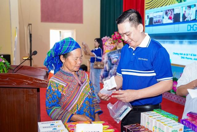 DHG Pharma đồng hành cùng đoàn y bác sĩ mang nắng ấm đến Tả Củ Tỷ- Ảnh 2.