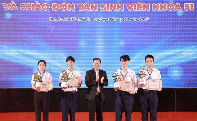 Huy chương vàng Olympic vật lý châu Âu kể lại ‘ngọn lửa’ dẫn đến nghề dạy học - Ảnh 1.