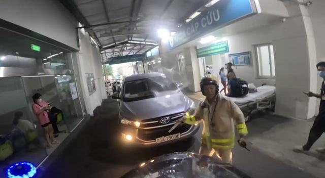 CSGT TP.HCM hụ còi rẽ dòng kẹt xe chiều mưa đưa người đột quỵ đi cấp cứu - Ảnh 2.
