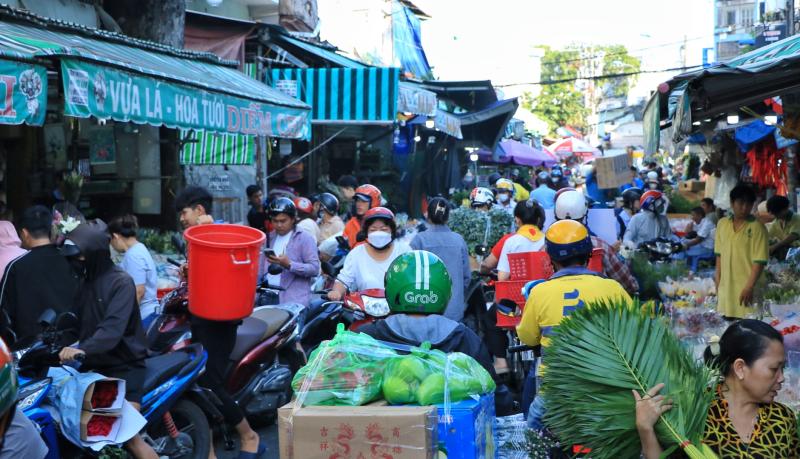 Sáng nay, trước thềm 20.10: Bất ngờ ở chợ hoa lớn nhất TP.HCM - Ảnh 12.