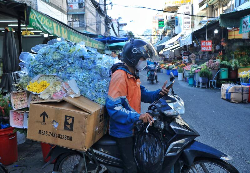 Sáng nay, trước thềm 20.10: Bất ngờ ở chợ hoa lớn nhất TP.HCM - Ảnh 7.