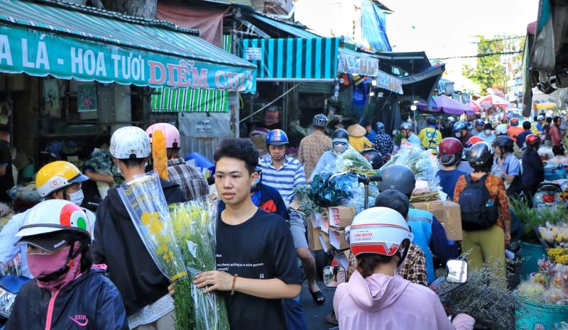 Sáng nay, trước thềm 20.10: Bất ngờ ở chợ hoa lớn nhất TP.HCM - Ảnh 1.