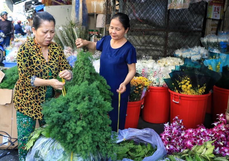 Sáng nay, trước thềm 20.10: Bất ngờ ở chợ hoa lớn nhất TP.HCM - Ảnh 8.