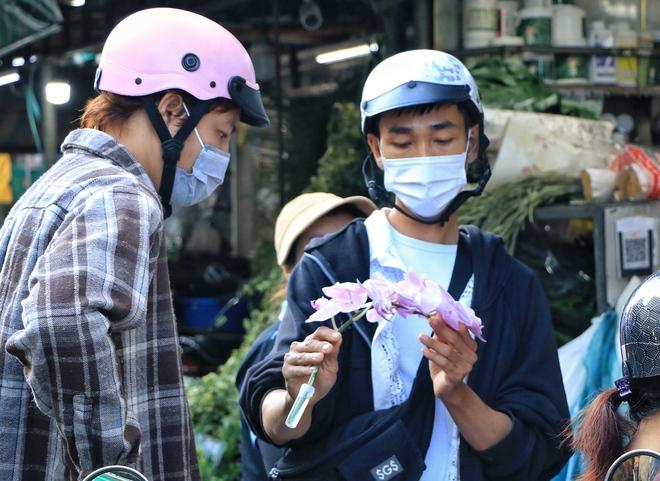 Sáng nay, trước thềm 20.10: Bất ngờ ở chợ hoa lớn nhất TP.HCM - Ảnh 11.