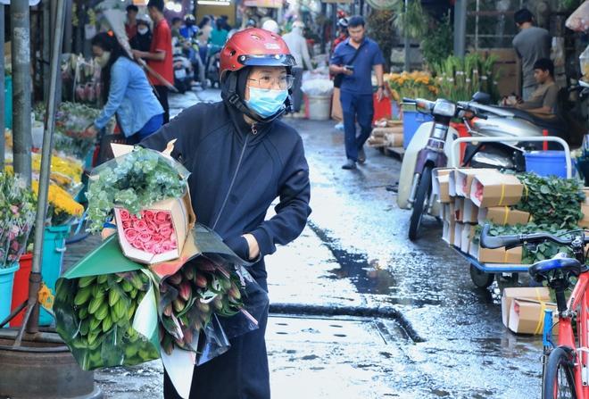 Sáng nay, trước thềm 20.10: Bất ngờ ở chợ hoa lớn nhất TP.HCM - Ảnh 10.