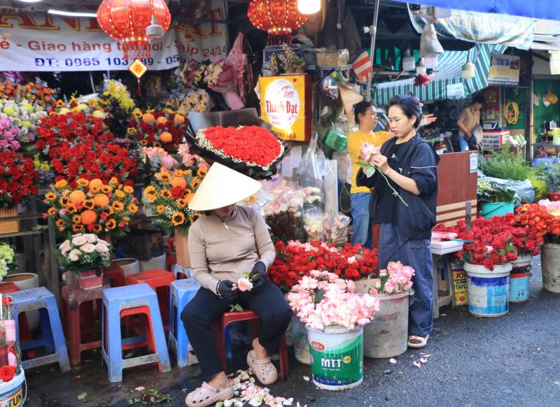 Sáng nay, trước thềm 20.10: Bất ngờ ở chợ hoa lớn nhất TP.HCM - Ảnh 2.