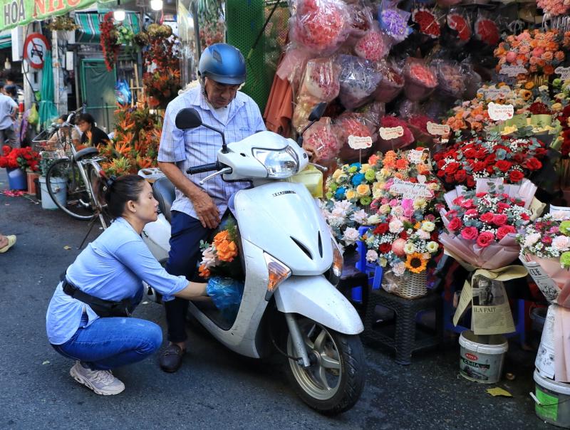 Sáng nay, trước thềm 20.10: Bất ngờ ở chợ hoa lớn nhất TP.HCM - Ảnh 4.