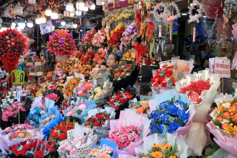 Sáng nay, trước thềm 20.10: Bất ngờ ở chợ hoa lớn nhất TP.HCM - Ảnh 5.