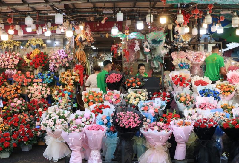Sáng nay, trước thềm 20.10: Bất ngờ ở chợ hoa lớn nhất TP.HCM - Ảnh 3.