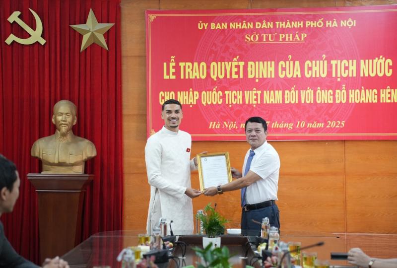 Trao quyết định nhập quốc tịch Việt Nam cho Đỗ Hoàng Hên: Khoác áo đội tuyển với điều kiện nào?- Ảnh 1.