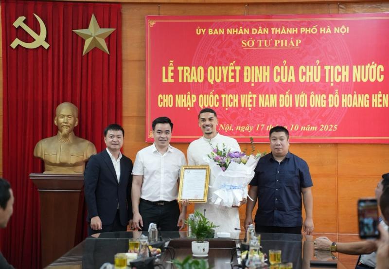 Trao quyết định nhập quốc tịch Việt Nam cho Đỗ Hoàng Hên: Khoác áo đội tuyển với điều kiện nào?- Ảnh 4.