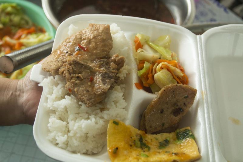 Thịt kho, chả trứng, rau xào... cùng ân tình người Quảng Trị gửi vào vùng lũ Huế- Ảnh 5.