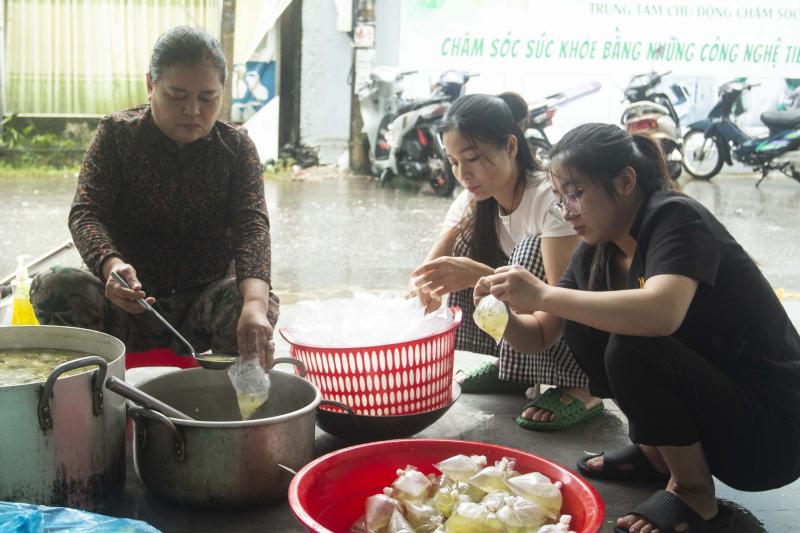 Thịt kho, chả trứng, rau xào... cùng ân tình người Quảng Trị gửi vào vùng lũ Huế- Ảnh 6.