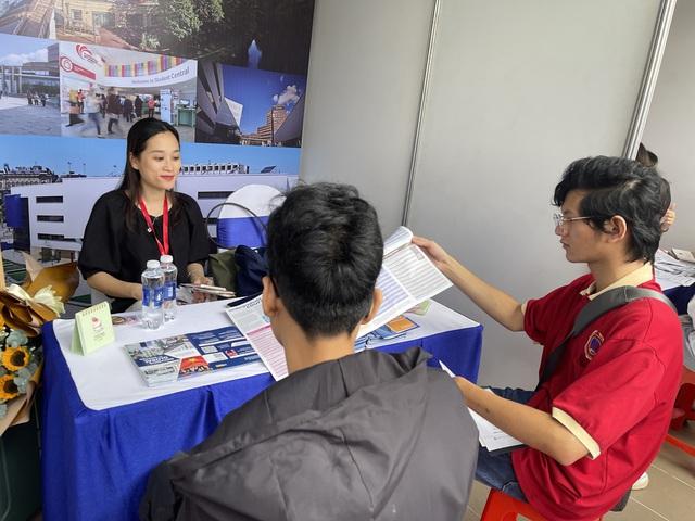 Học sinh THPT tìm hiểu nghề nghiệp tại ngày hội việc làm - Ảnh 3.