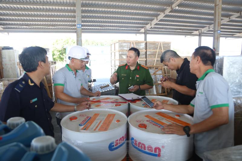Trắng trợn buôn lậu qua cửa khẩu Bắc Luân 2  - Ảnh 1.
