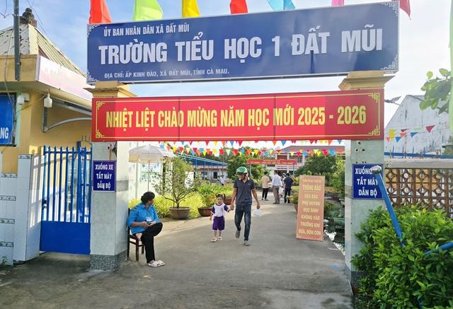 Cà Mau giữ nguyên mức thu dịch vụ giáo dục ngoài học phí sau hợp nhất- Ảnh 1.