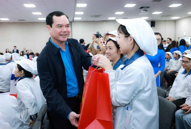 Những ai được công đoàn tặng quà 1,3 triệu đồng dịp tết Nguyên đán 2026?- Ảnh 1.
