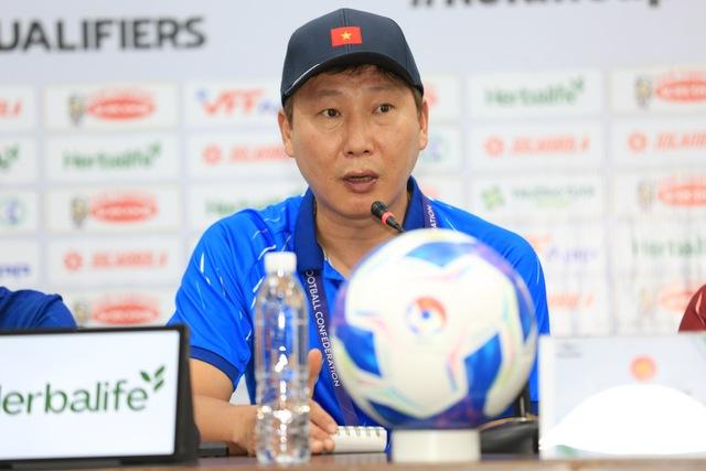 HLV Kim Sang-sik nói điều rất bất ngờ về án phạt Malaysia, mong mỏi đội tuyển Việt Nam thắng Nepal- Ảnh 1.