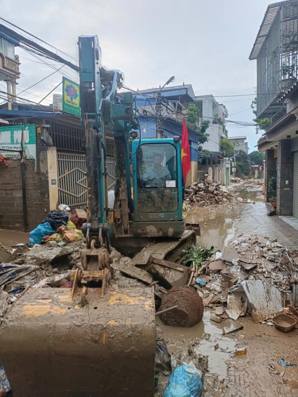 Lái xe xúc vượt 160 km đến Thái Nguyên giúp dọn bùn rác vùng lũ - Ảnh 2.