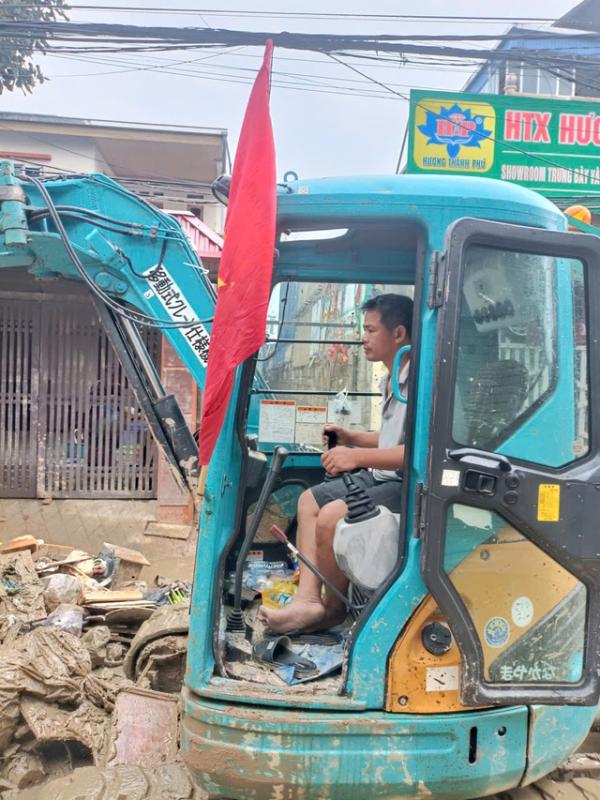 Lái xe xúc vượt 160 km đến Thái Nguyên giúp dọn bùn rác vùng lũ - Ảnh 1.