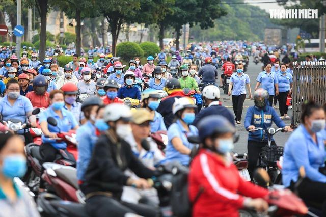 Lăng kính bạn đọc: Chung tay giúp người lao động xa quê yên tâm làm việc - Ảnh 1.