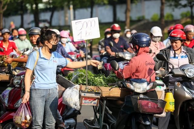 Lương tối thiểu năm 2026: TP.HCM đề xuất nâng phân vùng, lao động sắp tăng lương?- Ảnh 2.