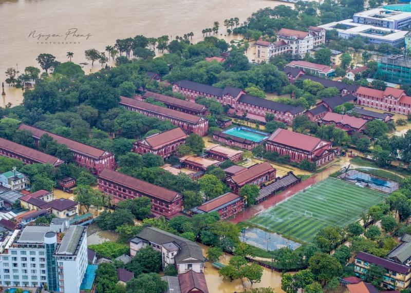 Lũ lụt ở Huế: Nhìn từ trên cao thấy sông Hương đục ngầu, 'nước bạc' bủa vây- Ảnh 4.