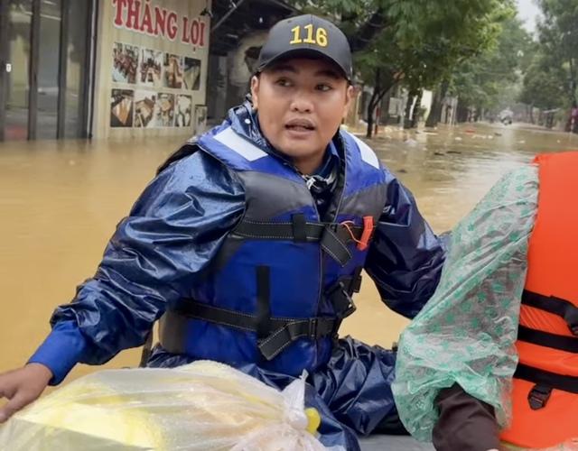 Thương về miền Trung, người dân khắp nơi gửi hàng cứu trợ Huế, Đà Nẵng - Ảnh 1.