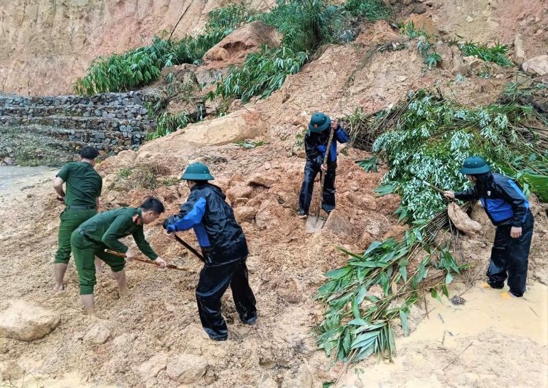 Lực lượng vũ trang TP.Đà Nẵng băng rừng, vượt lũ cứu dân vùng cô lập - Ảnh 7.