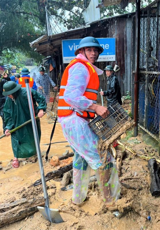 Lực lượng vũ trang TP.Đà Nẵng băng rừng, vượt lũ cứu dân vùng cô lập - Ảnh 13.