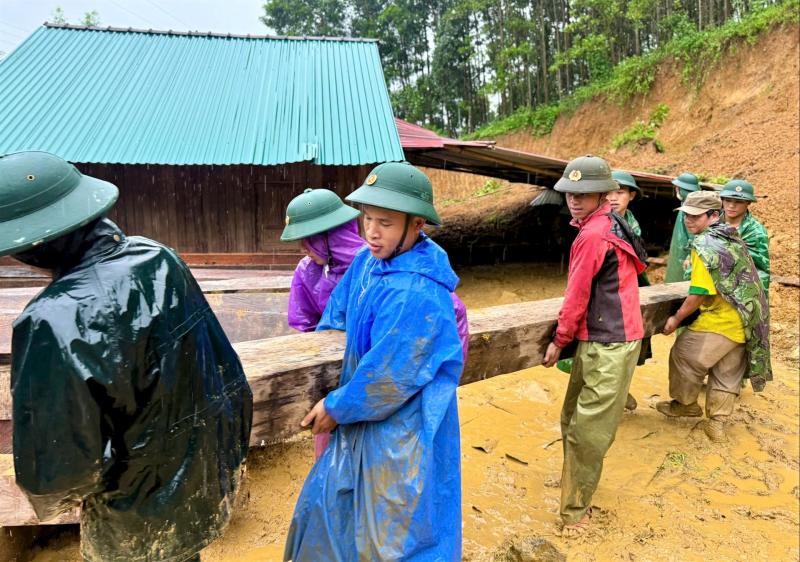 Lực lượng vũ trang TP.Đà Nẵng băng rừng, vượt lũ cứu dân vùng cô lập - Ảnh 11.