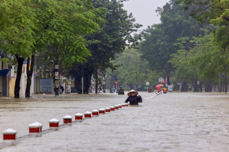 Lũ lụt ở Huế: Nhìn từ trên cao thấy sông Hương đục ngầu, 'nước bạc' bủa vây- Ảnh 9.
