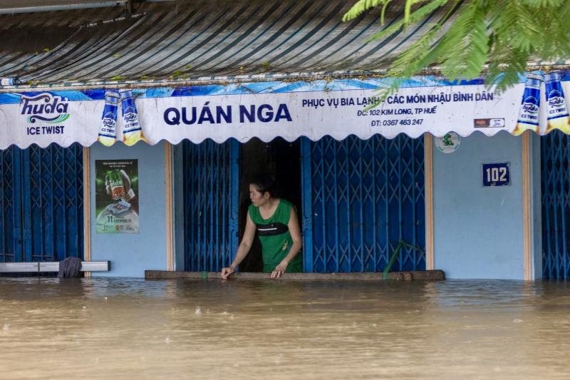 Lũ lụt ở Huế: Nhìn từ trên cao thấy sông Hương đục ngầu, 'nước bạc' bủa vây- Ảnh 11.