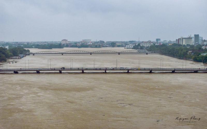 Lũ lụt ở Huế: Nhìn từ trên cao thấy sông Hương đục ngầu, 'nước bạc' bủa vây- Ảnh 2.