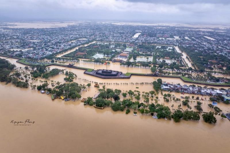 Lũ lụt ở Huế: Nhìn từ trên cao thấy sông Hương đục ngầu, 'nước bạc' bủa vây- Ảnh 1.