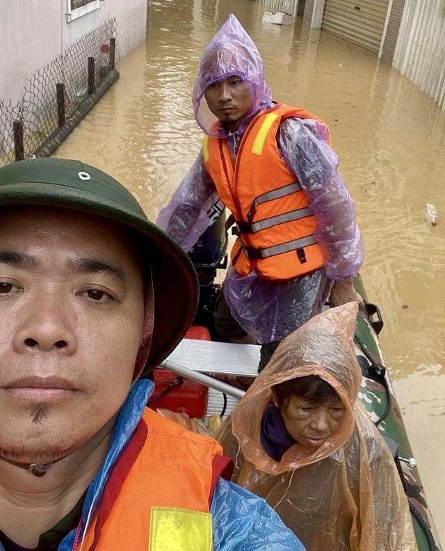 Người Thái Nguyên vượt đường xa cứu trợ Huế giữa lũ dữ đầy tình nghĩa - Ảnh 4.