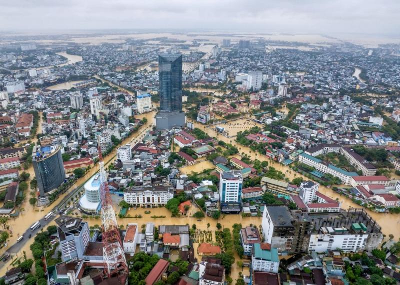 Lũ lụt ở Huế: Nhìn từ trên cao thấy sông Hương đục ngầu, 'nước bạc' bủa vây- Ảnh 5.