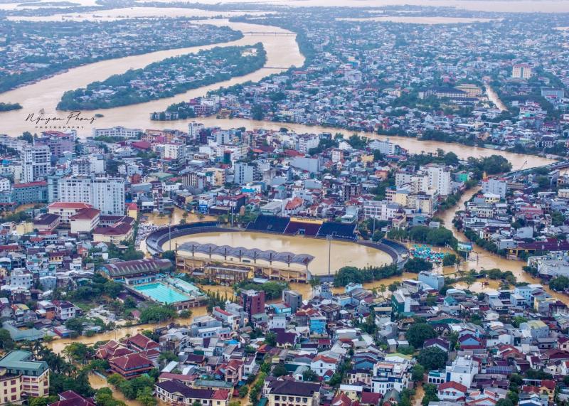 Lũ lụt ở Huế: Nhìn từ trên cao thấy sông Hương đục ngầu, 'nước bạc' bủa vây- Ảnh 6.