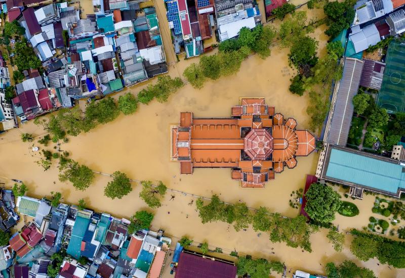 Lũ lụt ở Huế: Nhìn từ trên cao thấy sông Hương đục ngầu, 'nước bạc' bủa vây- Ảnh 7.