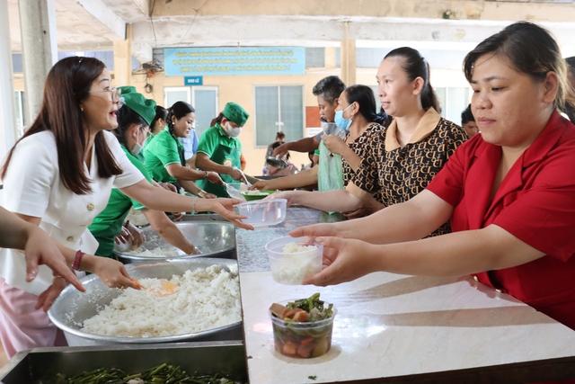Chung dòng máu Lạc Hồng: Bếp cơm 0 đồng 24 năm giúp bệnh nhân nghèo - Ảnh 4.