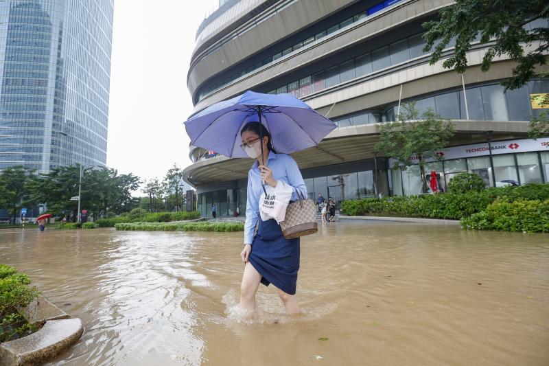 Mưa lớn khiến Hà Nội ngập sâu , ' khu nhà giàu ' lại đứng giữa biển nước - Ảnh 2.