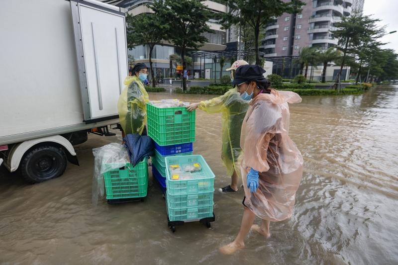 Mưa lớn khiến Hà Nội ngập sâu , ' khu nhà giàu ' lại đứng giữa biển nước - Ảnh 7.