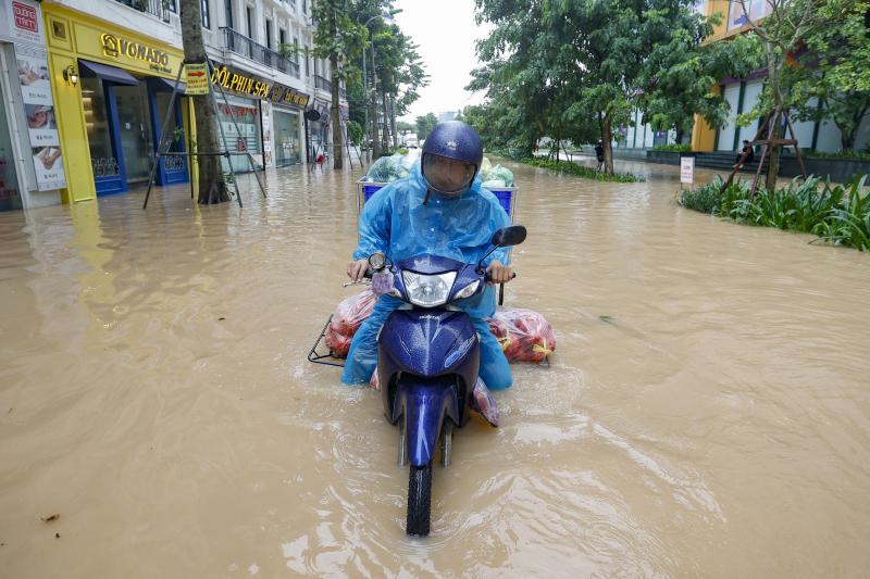 Mưa lớn khiến Hà Nội ngập sâu , ' khu nhà giàu ' lại đứng giữa biển nước - Ảnh 8.