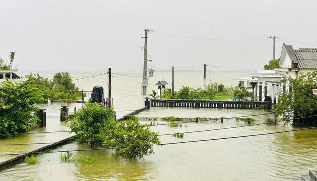 Quảng Trị: Hàng trăm hộ dân bị ngập nước ở xã Nam Hải Lăng - Ảnh 1.