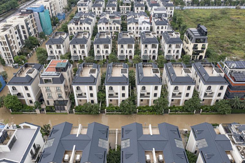 Nước ngập 'bao vây' khu biệt thự triệu đô ở Hà Nội  - Ảnh 2.