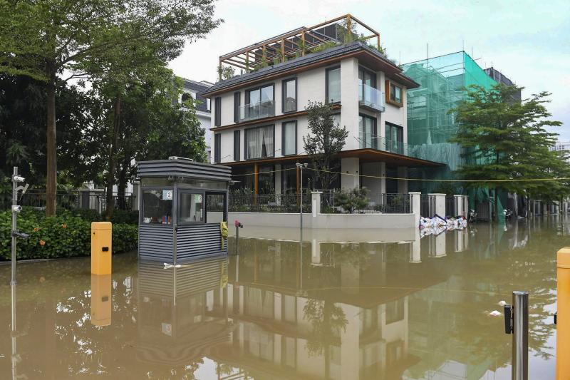 Nước ngập 'bao vây' khu biệt thự triệu đô ở Hà Nội  - Ảnh 4.